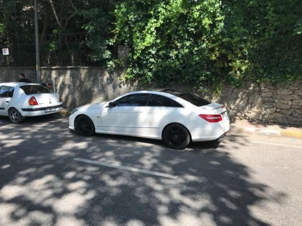 Seyir halindeki aracın üzerine ağaç devrildi, bebek ve ailesi ölümden döndü 