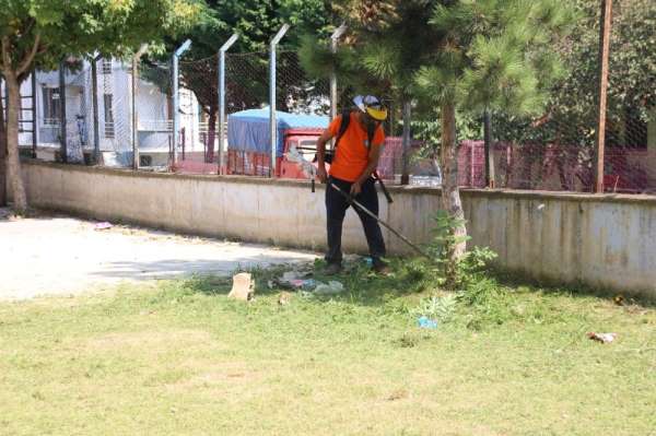 Akçakoca Belediyesinden okul çevrelerine temizlik 