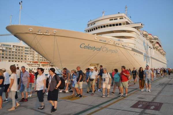 Kuşadası'na 3 gemiyle 4 bin 230 turist geldi 