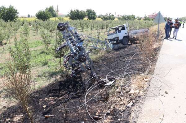 Karaman'da kamyonetin çarptığı yüksek gerilim direği yıkıldı 