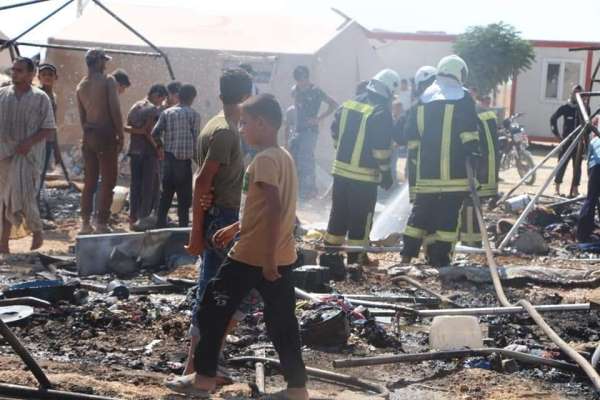 Azez'deki mülteci kampında dev yangın: 4 yaralı 