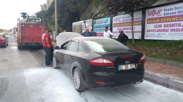Seyir halindeki otomobilin motor kısmında yangın çıktı