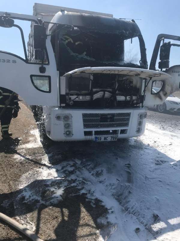 Tekirdağ'da seyir halindeki kamyon alev alev yandı