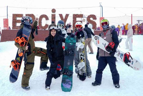 Dünyaca ünlü sanatçı Inna, Erciyes'te kayak yaptı - Kayseri haber