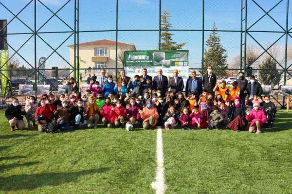 Meram'da 10 okulun bahçesine halı saha kazandırıldı - Konya haber