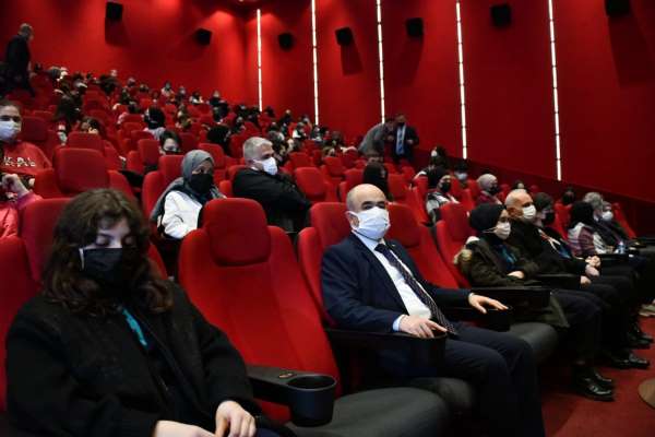Vali Dağlı 'Kesişme: İyi ki Varsın Eren' filmini lise öğrencileriyle birlikte izledi - Samsun haber