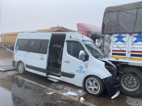 Okul servisi zincirleme kazaya karıştı: 18'i öğrenci 19 yaralı