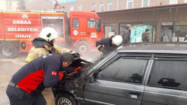 Seyir halindeki otomobil alev aldı