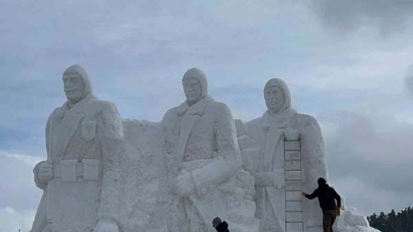 Sarıkamış'ta şehit heykellerinin yapımı için 200 kamyon kar taşındı