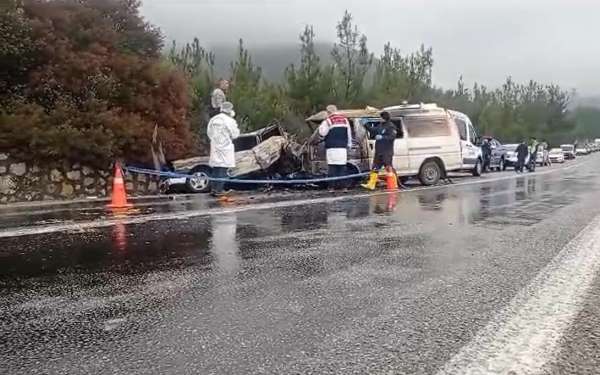 İzmir'deki kazada can pazarı: 1 kişi yanarak öldü, 3 kişi yaralandı