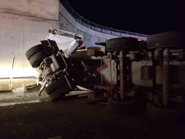 Tekirdağ'da üç araçlı trafik kazasında tır köprüye çarptı: 1 ağır yaralı