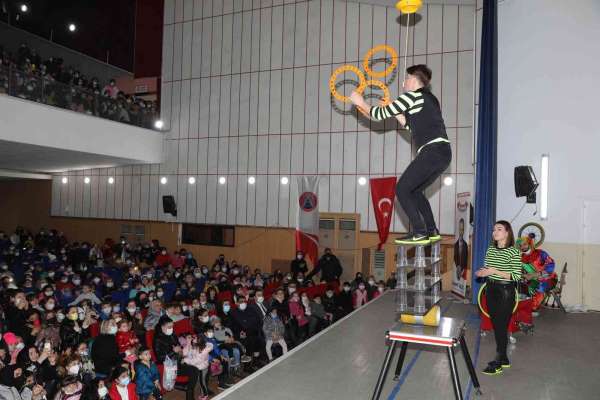 Bafralı çocuklara yarıyıl tatil hediyesi sirk gösterisi