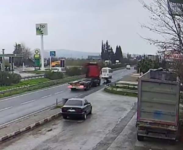 Menemen'de feci kaza: 14 yaşındaki motosiklet sürücüsü hayatını kaybetti