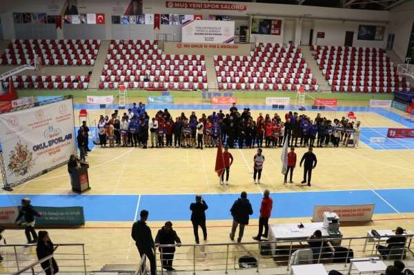 Muş'ta 'Okul Sporları Badminton Gençler Grup Müsabakaları' başladı