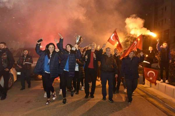 'Bizim Kızlar' coşkulu sevinç gösterileriyle karşılandı