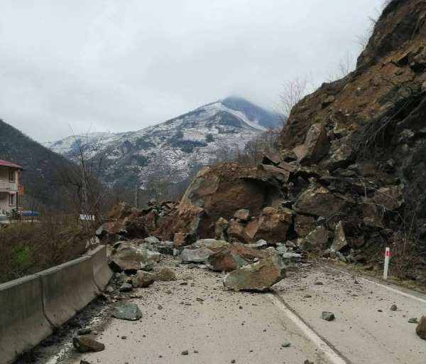 Ordu'da heyelan: Karayolu ulaşıma kapandı