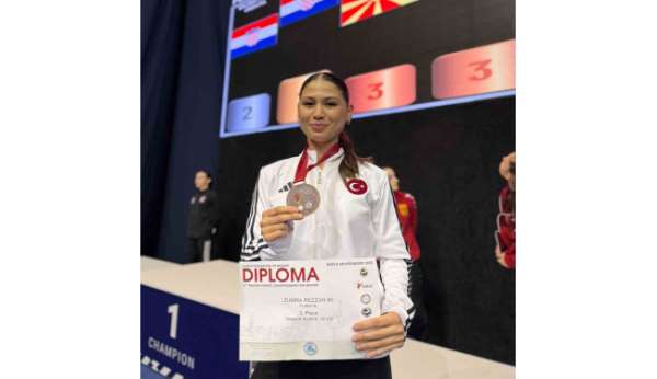Sakaryalı karate sporcusu Karadağ'da podyuma çıktı