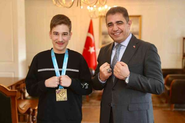 Vali Aslan, şampiyon Yasin Tekneci'yi ağırladı