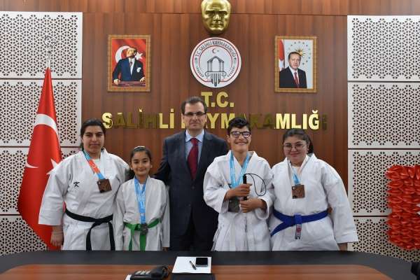 Salihli'nin karate yıldızları Türkiye dereceleriyle gururlandırdı