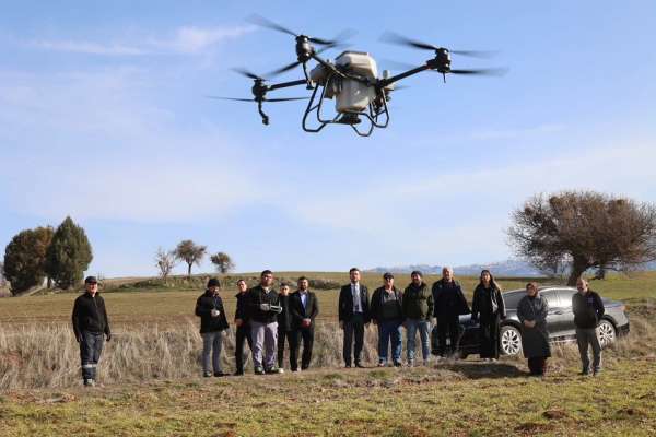 Tavas Belediyesinden çiftçiye dronlu gübreleme desteği