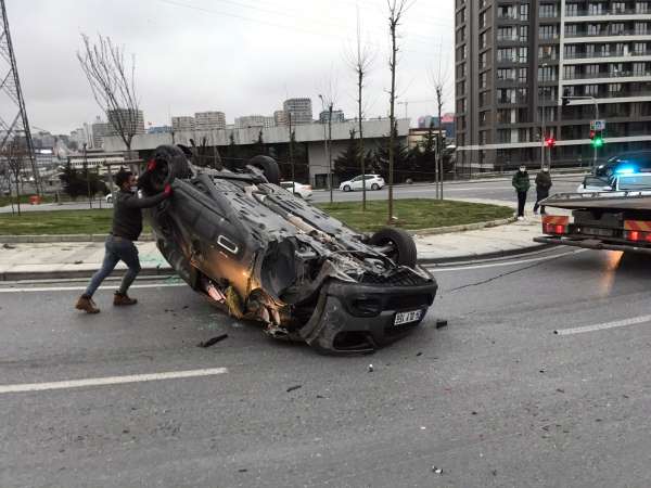 Küçükçekmece'de bir araç takla attı, sürücü ve yolcu kaza yerinden kaçtı