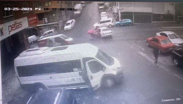 İstanbul'da motosikletli kuryenin yaşadığı kaza kamerada