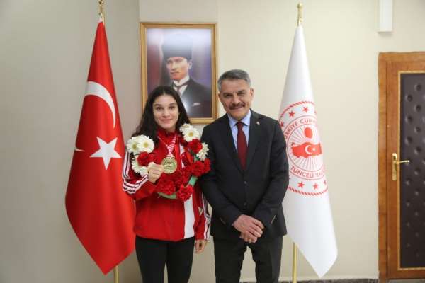 Barut, 50 kiloda büyük kadınlar kategorisinde Türkiye şampiyonu oldu - Erzincan haber