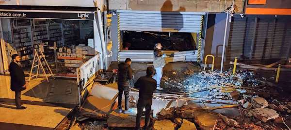Fatih'te 4 katlı kapalı otoparkta yaşanan patlama yangına neden oldu - İstanbul haber