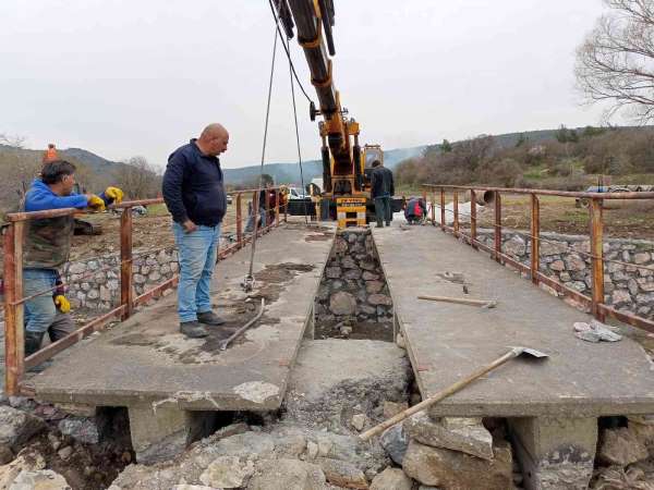 Soma Belediyesi eskiyen köprüyü 16 saatte yeniledi - Manisa haber