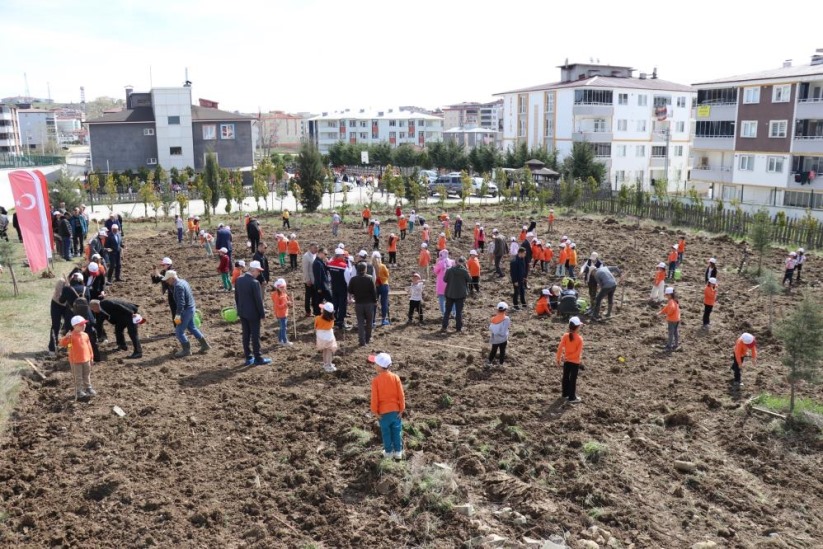 'Okuldaki Çiftlik Projesi': Meyve fidanları okul bahçesine dikildi