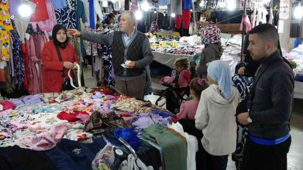 Kütahya'da kıyafet pazarı vatandaşların akınına uğruyor