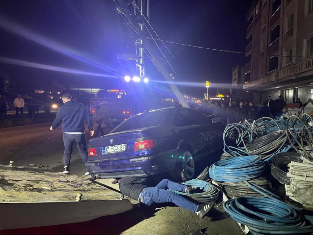 Samsun'da yoldan çıkan otomobil elektrik direğine çarptı