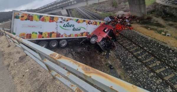 Kaza yapıp tren yoluna düşen tır nedeniyle seferler 3 saat aksadı