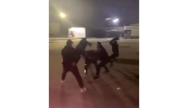 Parkta tek teker şov yapan şahıs vatandaşlar tarafından tekme tokat dövüldü