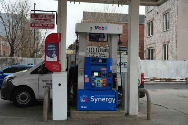 ABD'de ortalama benzin fiyatı 2022'den bu yana ilk kez 4 doların üzerinde