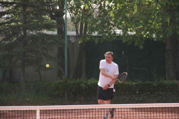 Kırgız Büyükelçi'den genç sporculara taş çıkartan tenis performansı - Ankara haber