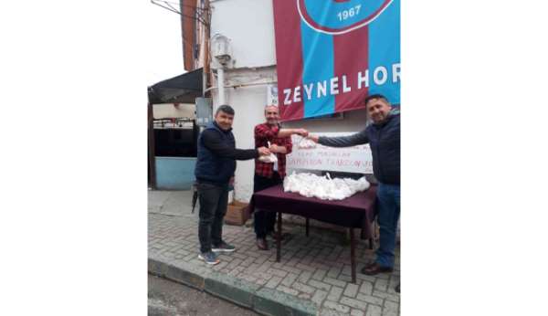 Trabzonspor şampiyon olunca 41 poşet yumurta dağıttı - Kocaeli haber