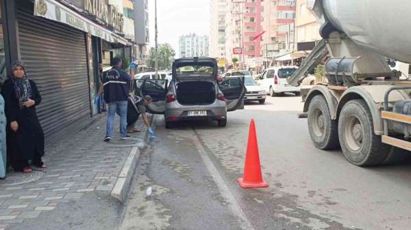 Adana'da iş yerine düzenlenen silahlı saldırıda otomobiliyle seyreden kadın sürücü vuruldu