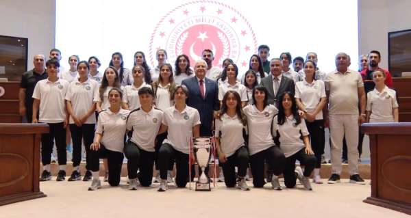 Bakan Güler, Yüksekova Belediyespor'un kadın futbolcularını ağırladı