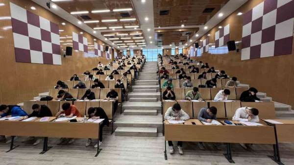 Başakşehir'de üniversite sınavına hazırlanan öğrencilere deneme sınavı