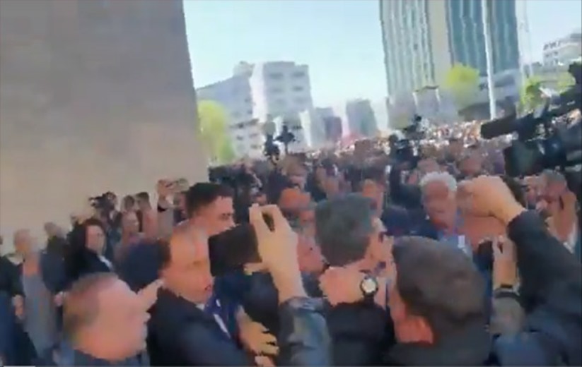 CHP lideri Özgür Özel'e cenaze çıkışı yumruklu saldırı!