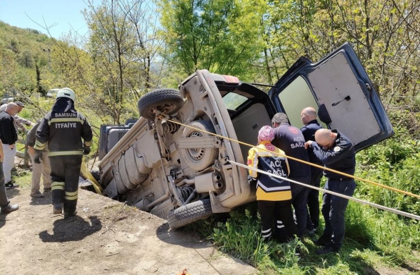 Samsun'da kontrolden çıkan hafif ticari araç devrildi: 2 yaralı