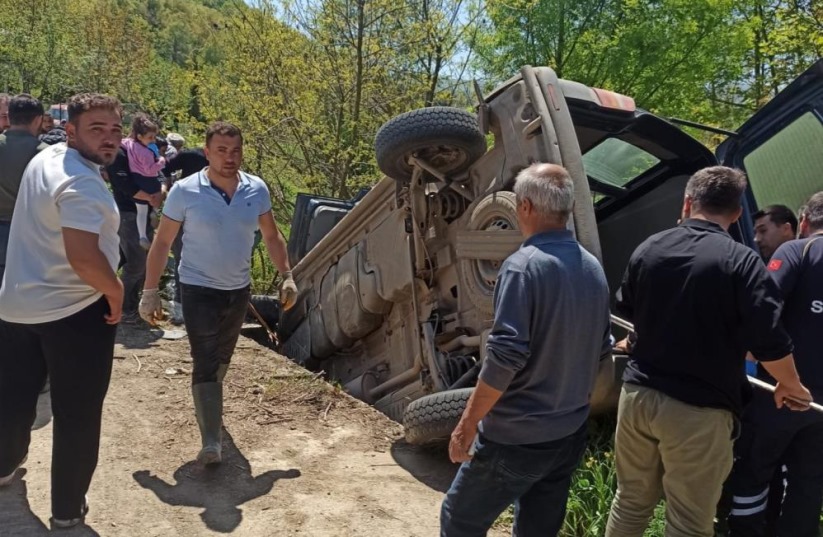 Samsun'da kontrolden çıkan hafif ticari araç devrildi: 2 yaralı