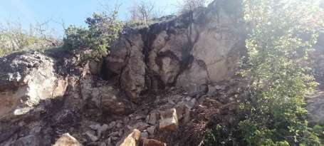 Amasya'da dağdan kopan dev kaya parçaları korkuttu