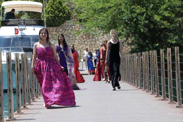 Halfeti'de turizm sezonu 'karagül' temalı defileyle açıldı
