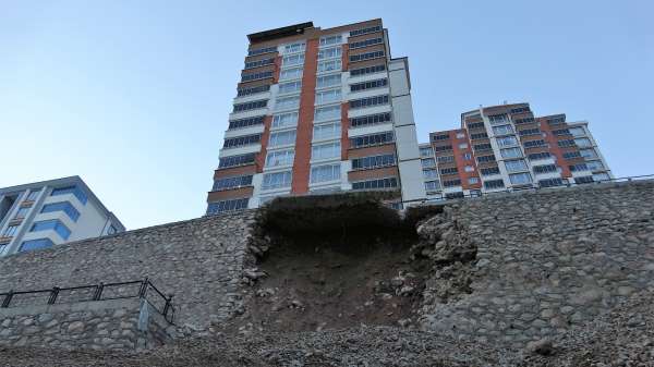 Tokat'ta 16 katlı binanın istinat duvarı çöktü, vatandaşlar tedirgin