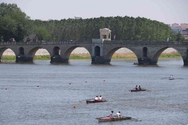Edirne Meriç Nehrinde 'Kürek Festivali'nde sporcular kıyasıya yarıştı - Edirne haber