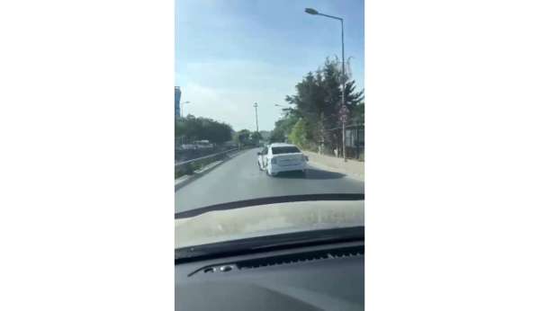 İstanbul'da 'yok artık' dedirten tehlikeli sürüş kamerada: Kazalı araçla yanlayarak seyretti