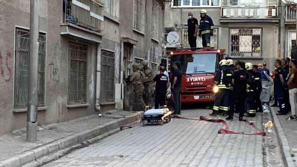 Boğazına bıçak dayadı, evini ateşe verdi