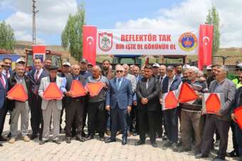 İl Jandarma Komutanlığı, artan traktör kazalarını önlemek için reflektör dağıttı